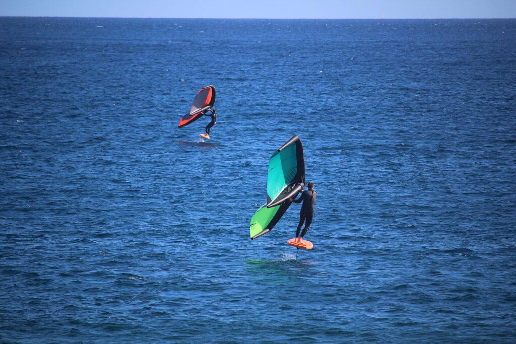 Der neuste Boardsport, Wing-Foiling am Meer (Insel Teneriffa, Spanien)