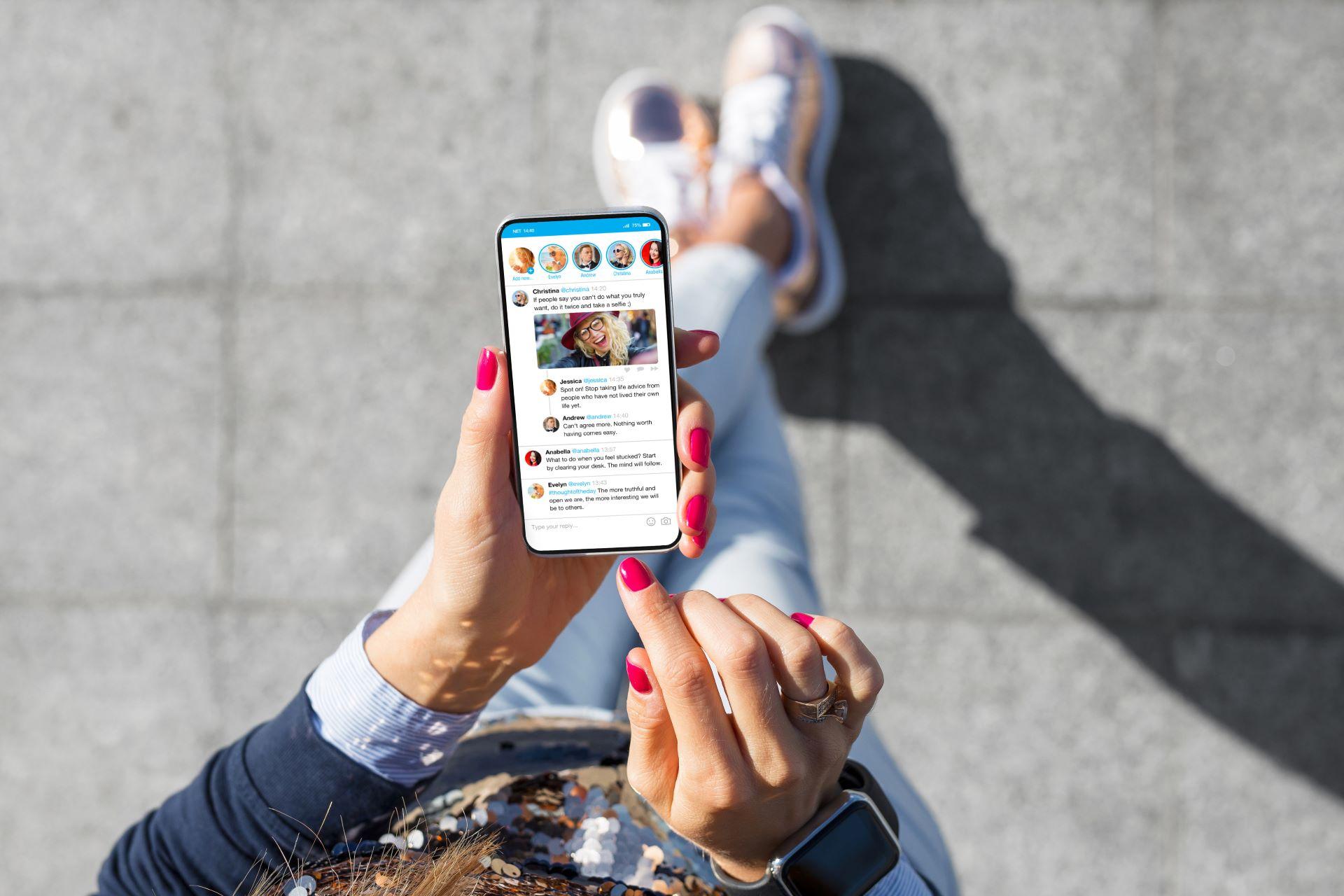 Frau liest Nachrichten auf dem Smartphone
