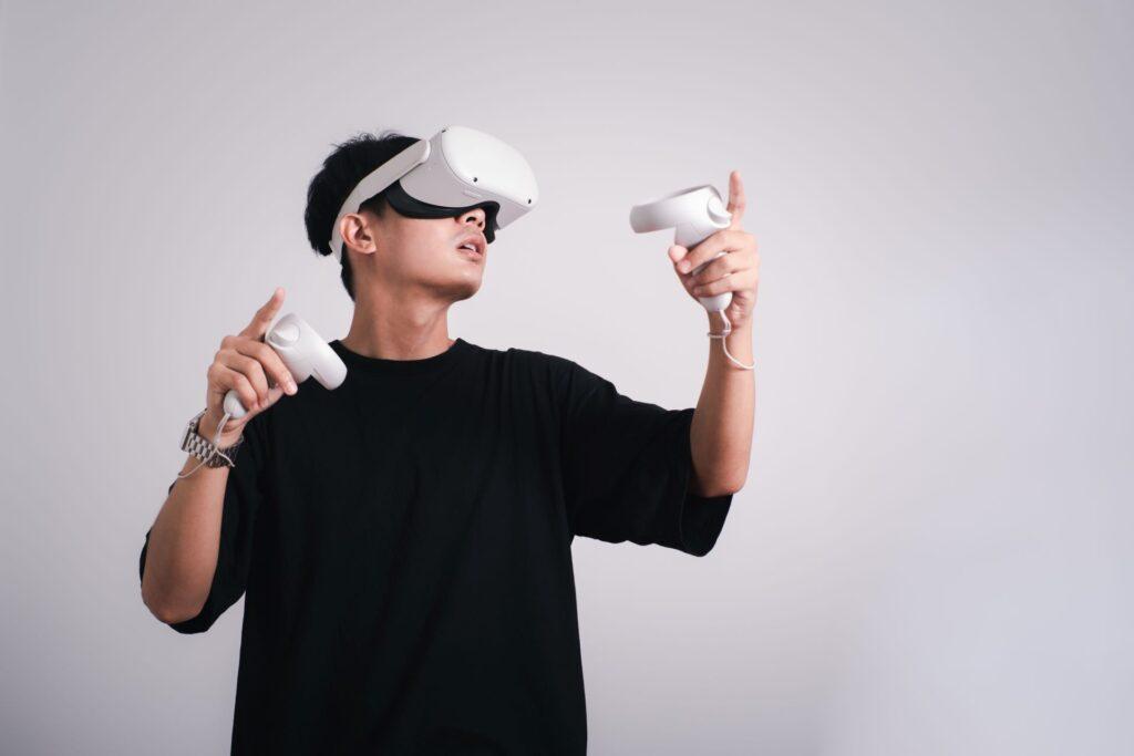 Mann mit VR Brille