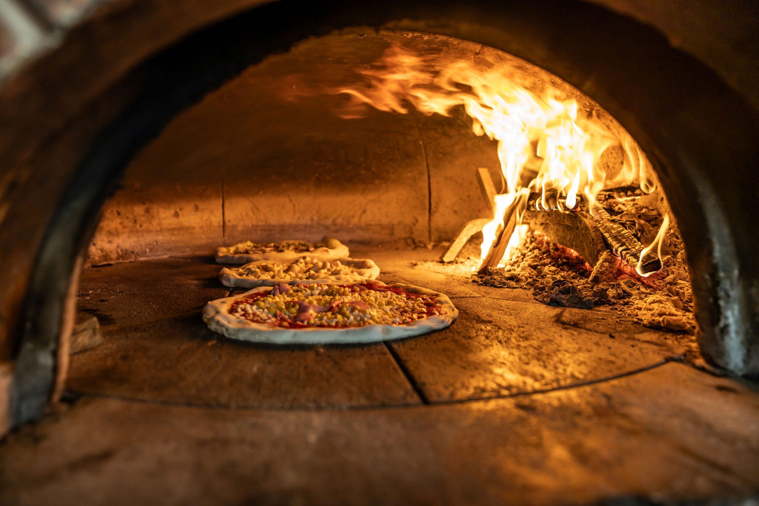 Zwei Pizzen in einem Pizzaofen