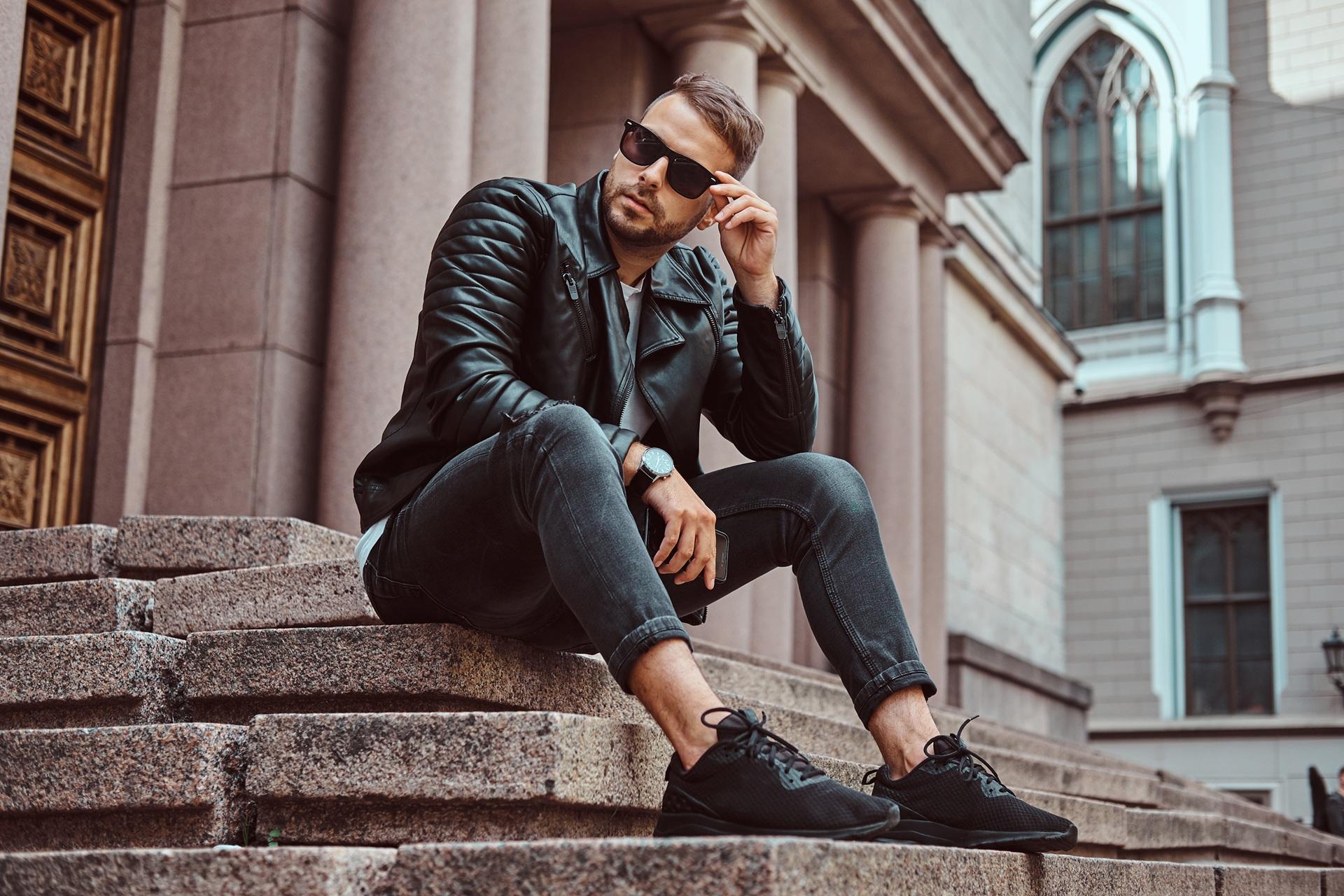 Lederjacke im urbanen Look auf Treppe | Kleider kaufen