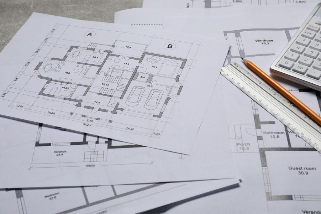 Bauplaene und Werkzeuge zur Planung von Grundrissen mit Ideen fuer Eckkleiderschrank und Stauraumloesungen