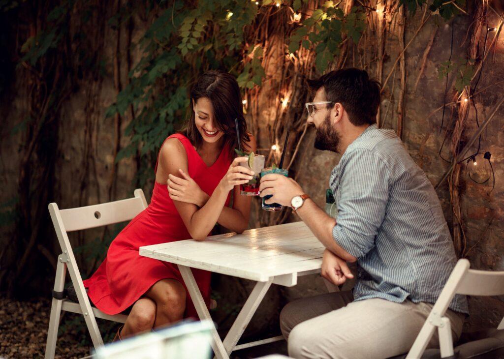 glückliches Paar bei einem Date, das den Valentinstag feiert.