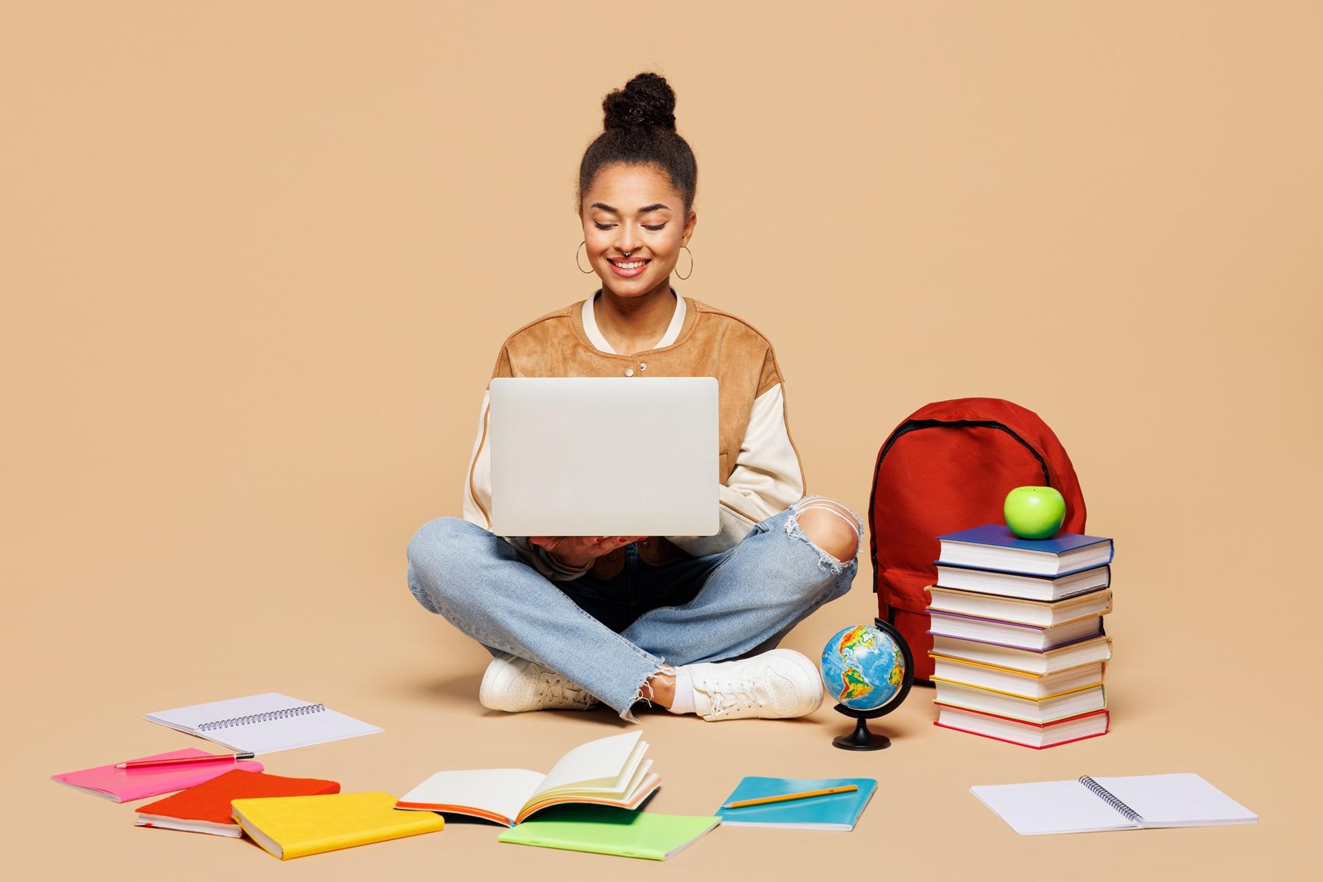 Junge Studentin beim Online-Lernen mit Laptop | Ghostwriter Agentur